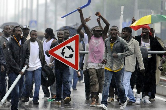 Die nigerianischen Banden haben sich als «fünfte Mafia» etabliert. Im Bild: Flüchtlingsproteste in Castel Volturno im Jahr 2008.