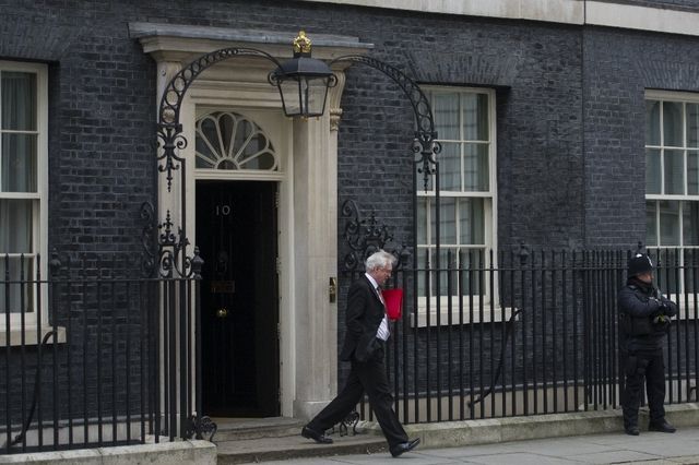 Le ministre britannique en charge du Brexit, David Davis, quitte le siÃ¨ge du gouvernement Ã  Londres. 