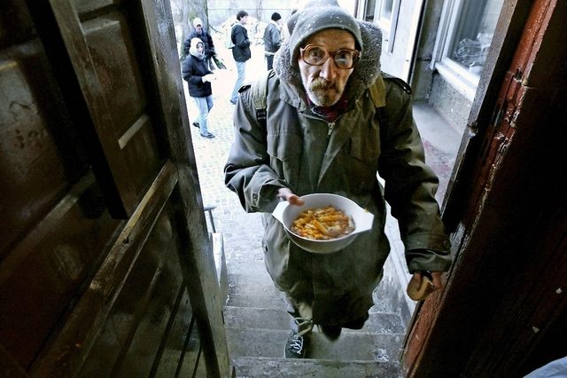 «Les retraités sont de plus en plus nombreux à venir chez nous», déplore la directrice de la soupe populaire de Berlin.