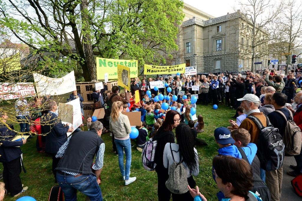 200-Eltern-und-Sch-ler-demonstrieren-f-r-ihre-Schule