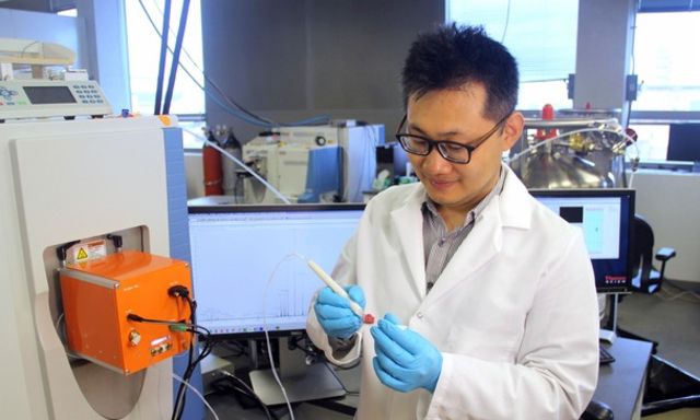 Un chercheur de l'Université du Texas à Austin, fait une démonstration de la sonde sur un morceau de tissu humain. 
