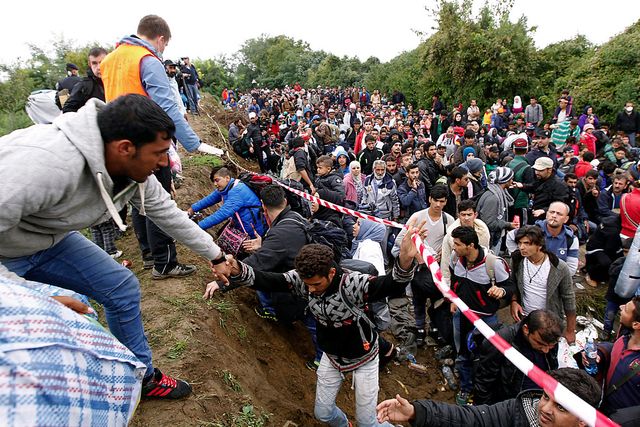 Überforderte Länder. Laut dem Europäischen Gerichtshof galt die Dublin-Regelung auch in der Flüchtlingskrise 2015. Auf dem Bild ist die Grenze zwischen Serbien und Kroatien im September 2015 zu sehen.