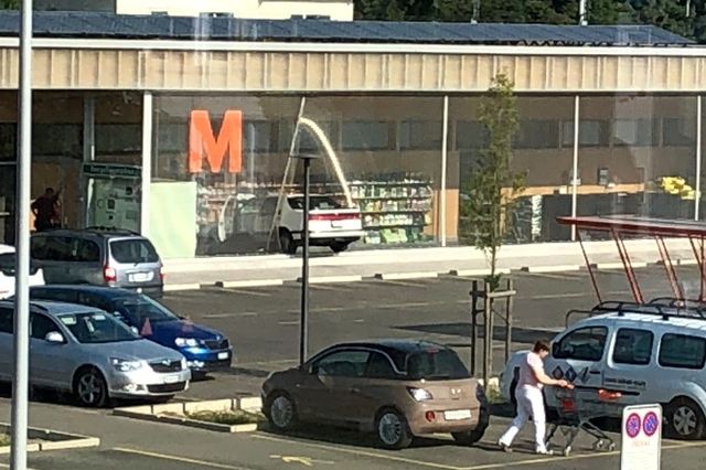 So sah es am Mittwochmorgen beim Migros Eglisau aus: Eine Autofahrerin war mit ihrem Wagen in die Front des Ladens gekracht.
