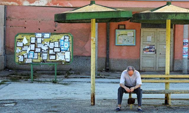 Todesanzeigen bei einer Busstation in Kalna, Serbien. Wer kann, wandert ab in die EU. Foto: Marko Djurica (Reuters) 