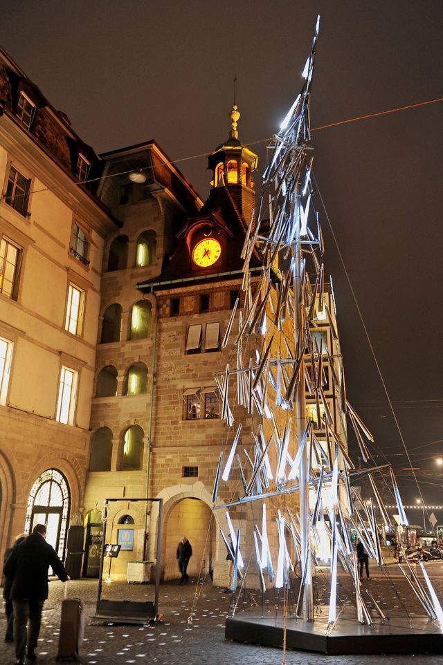 «SWARM» est l'une des oeuvres lumineuses à admirer aux quatre coins de la ville jusqu'au 2 février, dans le cadre du festival Geneva Lux.