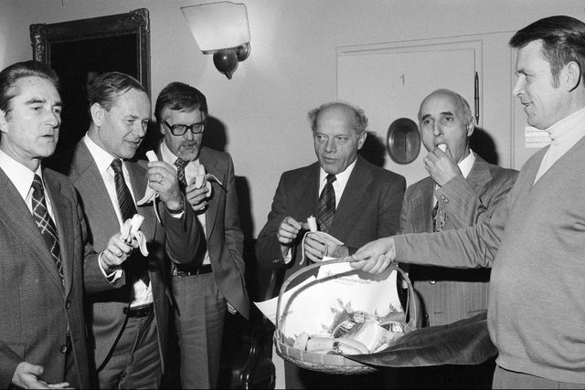 As a sign of gratitude to the cantonal government, on January 18, 1978, Mr. Hartmann of the Botanical Garden in Zurich (right) presented the government advisers Arthur Bachmann, Jakob Stucki, Konrad Gisler and Alfred Gilgen (from left to right) with a basket of banana for tasting - tropical house. (Archive / Keystone)
