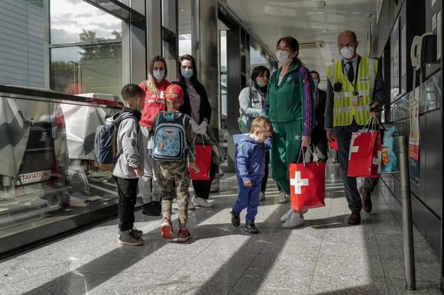 Un jet achemine en Suisse dix enfants russes en sursis