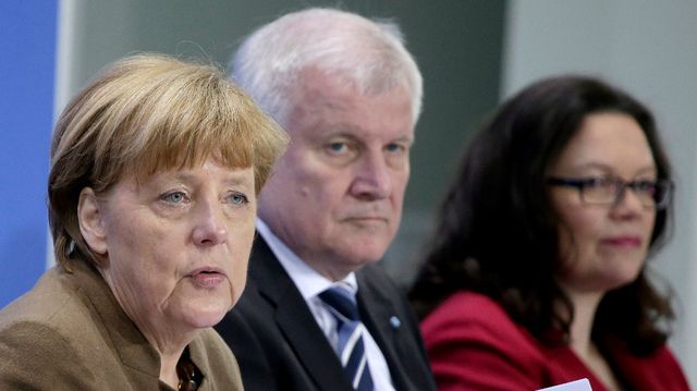 Unter grossem Druck: Kanzlerin Angela Merkel, der CSU-Vorsitzende Horst Seehofer und SPD-Chefin Andrea Nahles. Bild: AP