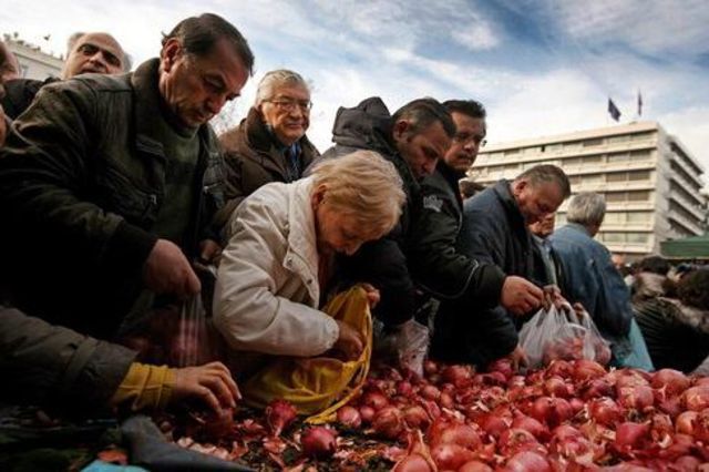 Des centaines de Grecs ont patienté des heures pour recevoir gratuitement carottes, oignons ou pommes de terre.