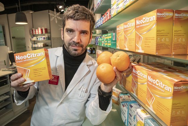Pharmacien à Prilly, Alexandre Lo Russo a recommandé à ses clients sur sa page Facebook, de remplacer la consommation de NeoCitran par du paracétamol, un spray nasal et une orange. Cela évite la consommation de sucre et des effets somnifères.