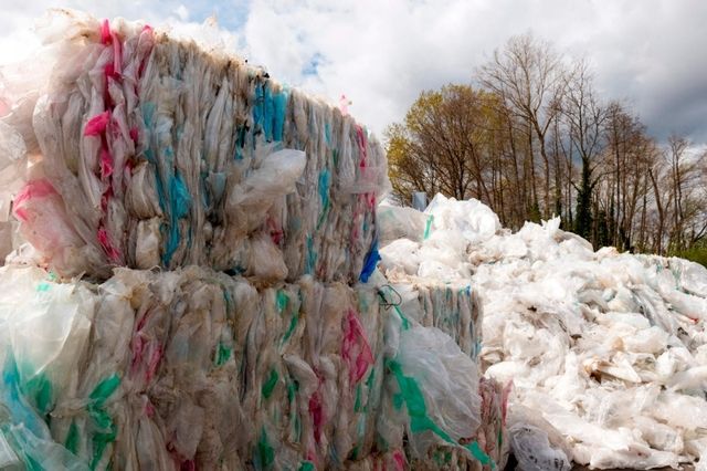Selon les estimations, 100 millions de tonnes de plastiques se trouvent dans les mers et les océans.