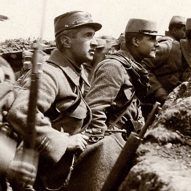 Des soldats français prêts à passer à l’attaque lors de la bataille de l’Artois, en mai 1915.