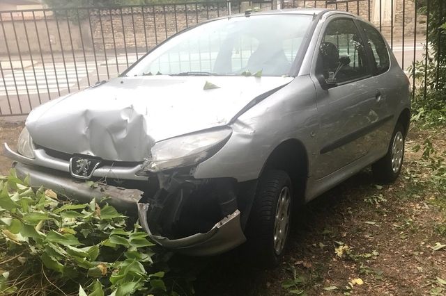 La Peugeot 206 de l'alcoolisé a enfoncé la clôture métallique de la gendarmerie avant de percuter un petit arbre. 