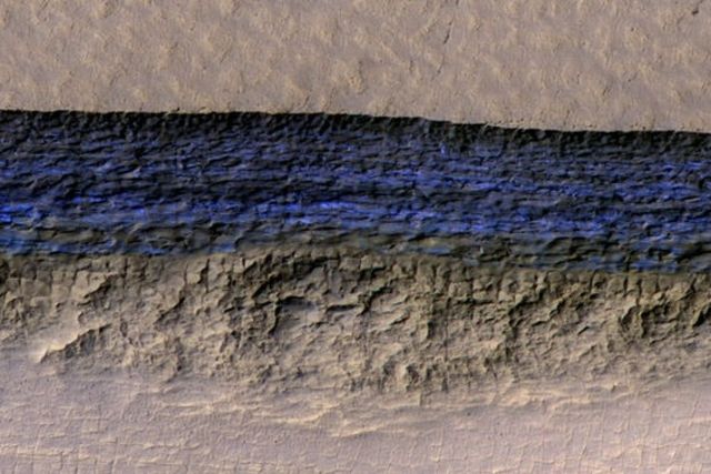 L'existence de glace dans le sol martien est connue depuis longtemps.
