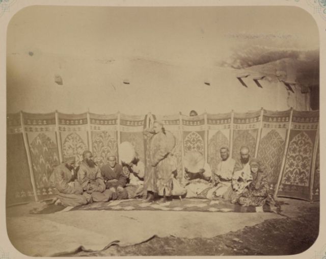 Cette photo de musiciens et de garçons danseurs (bacha bazi) a été prise dans la région du turkestan occidental, en Asie centrale en 1860.