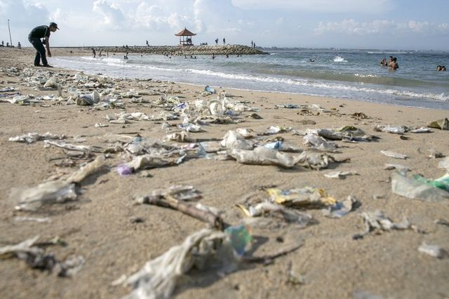 La pollution au plastique est manifeste sur les côtes et dans les mers du globe.